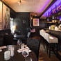 Modern restaurantinterieur met comfortabele zitplaatsen.