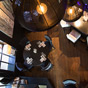 Open vide met uitzicht op het stijlvolle restaurant beneden.