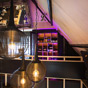 Sfeervol ingericht restaurant met bar en open vide.