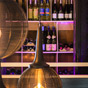 Intiem diner in een sfeervol restaurant met moderne accenten.