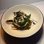 Gastronomisch voorgerecht met burrata of ricotta, salie, pistachenoten en balsamico in een stijlvolle witte kom