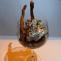 Dessert in een coupeglas met room, kaneel en knapperige chips, artistiek gepresenteerd met een opvallende schaduw