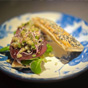 Kunstig gepresenteerd gerecht op een decoratief blauw-wit bord